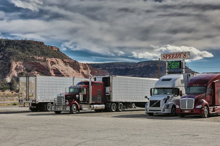 Camions lourds stationnés à un relais routier – cote de sécurité PEVL