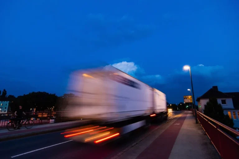 Camion lourd qui roule à la tombée de la nuit – heures de conduite et de repos