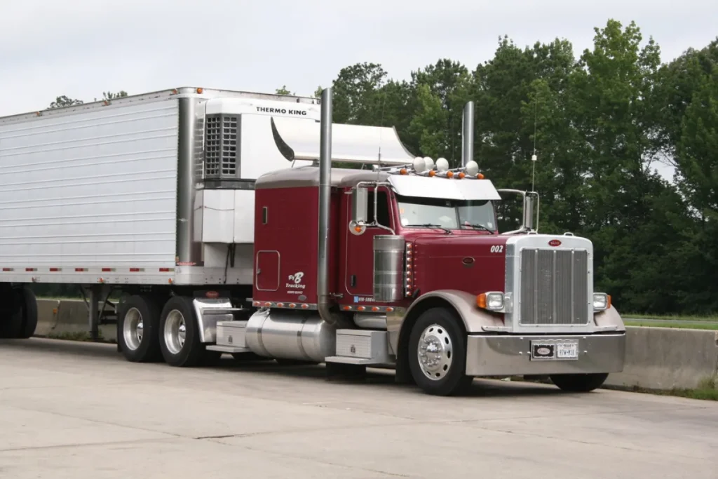 Semi-remorque rouge sur la route – limiteur de vitesse des camions lourds