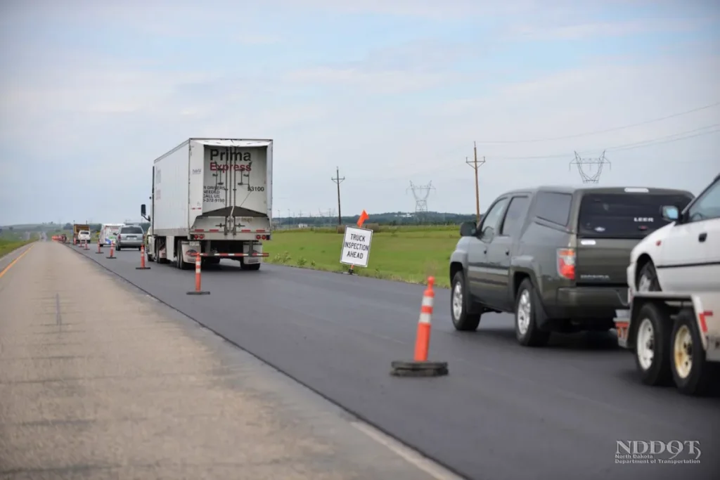 File de camions lourds à un contrôle routier – surcharge et normes de charges