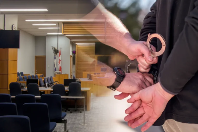 Salle d’audience et accusé menotté par un policier – accusation d’alcool au volant