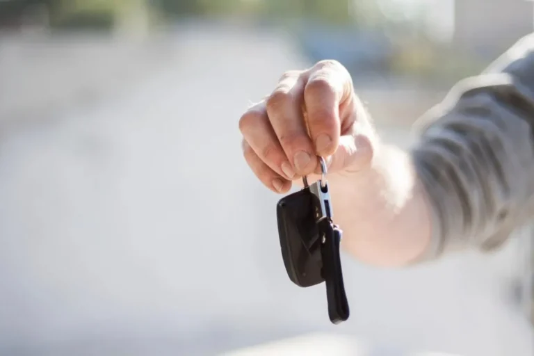Main qui tend des clés de voiture – suspension du permis et dossier SAAQ
