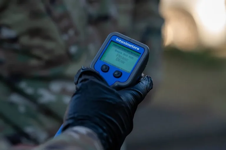 Policier tenant un appareil de détection d’alcool – capacités affaiblies et règle des deux heures