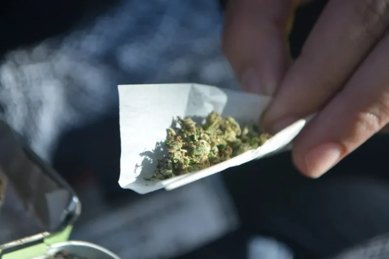 Cannabis roulé dans un papier – drogue au volant